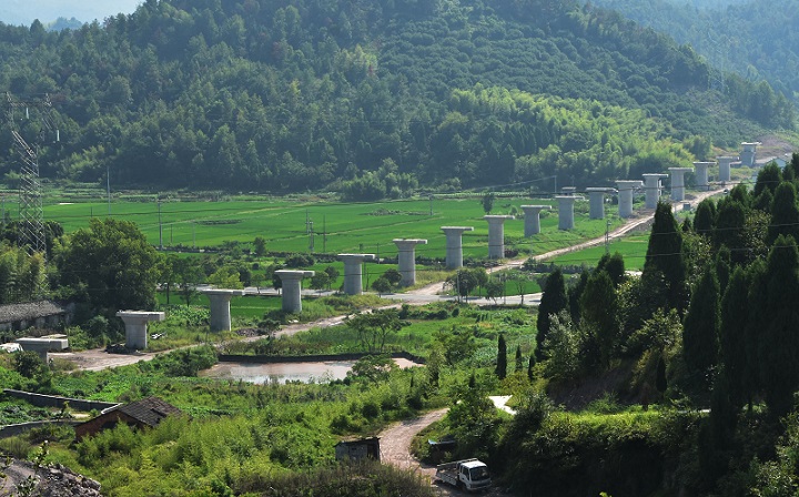 于青山绿水间的马村特大桥.jpg 于青山绿水间的马村特大桥.jpg