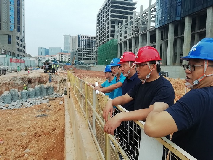 黄总现场检查工地.jpg 黄总现场检查工地.jpg
