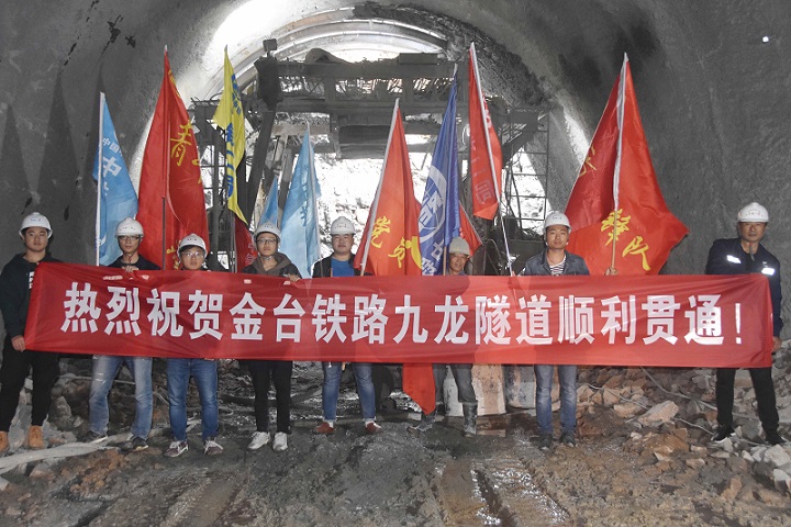 贯通照片.jpg 贯通照片.jpg
