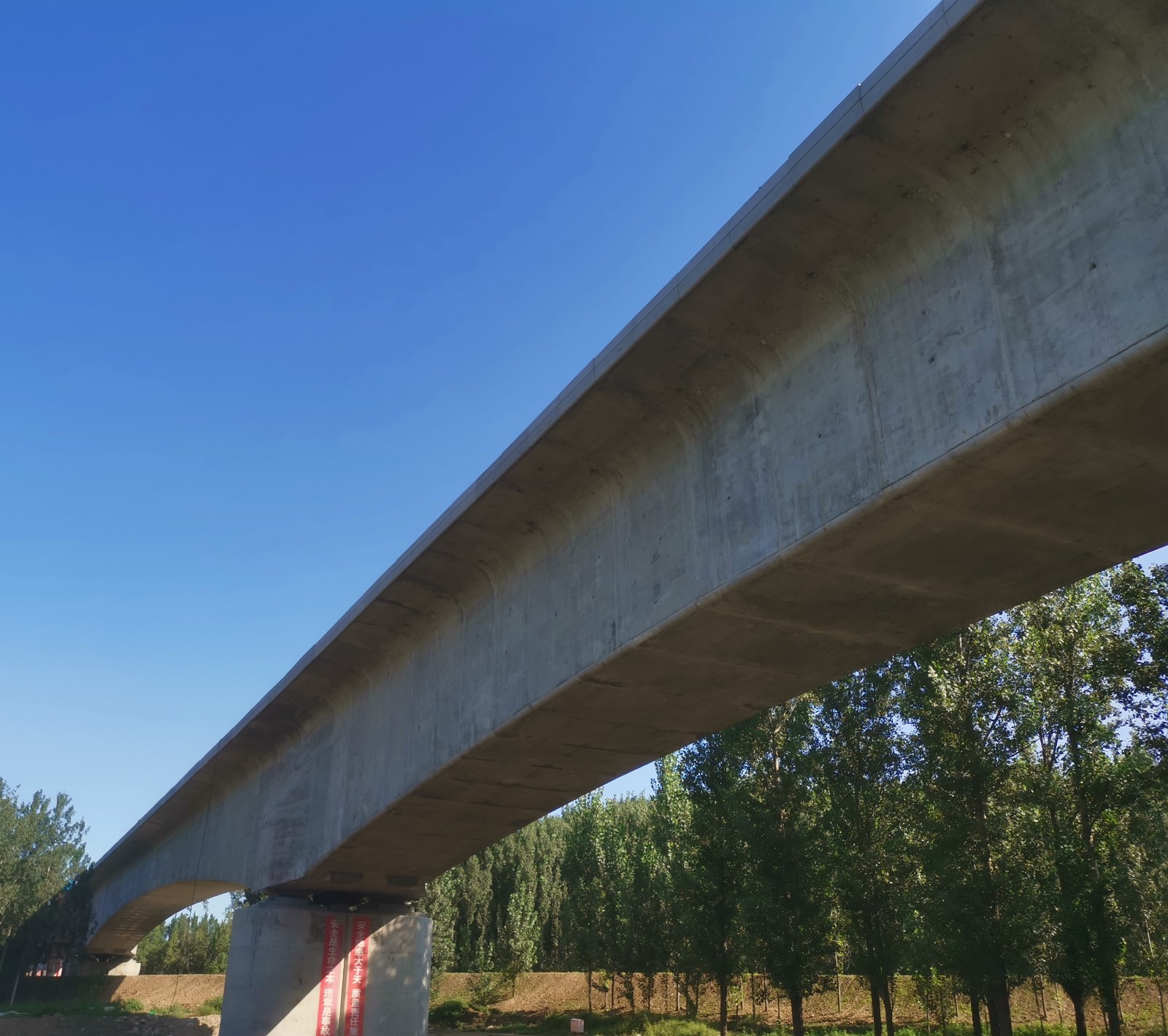 跨潮白河左堤路128米连续梁_副本.jpg 跨潮白河左堤路128米连续梁_副本.jpg