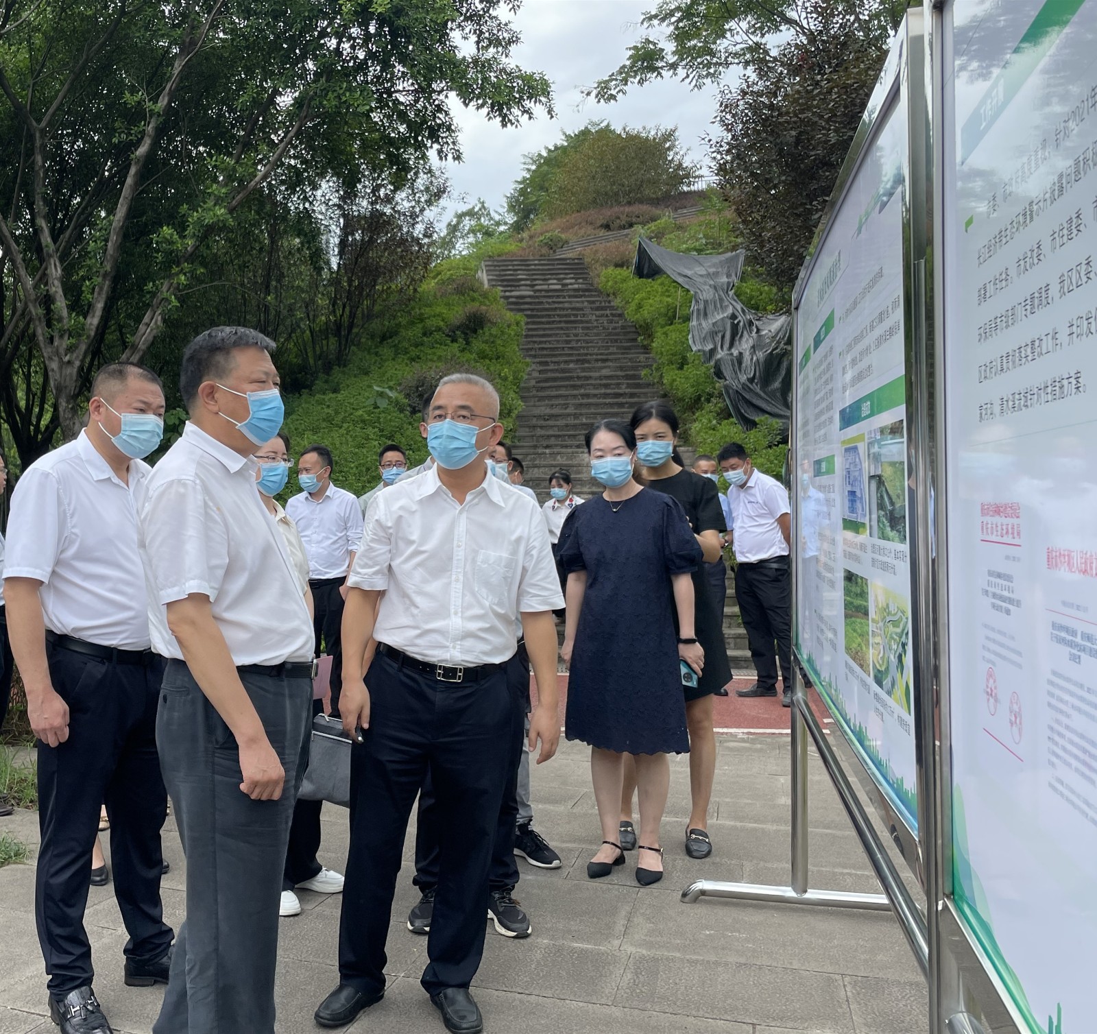 张国良(左二)听取现场汇报_副本.jpg 张国良(左二)听取现场汇报_副本.jpg